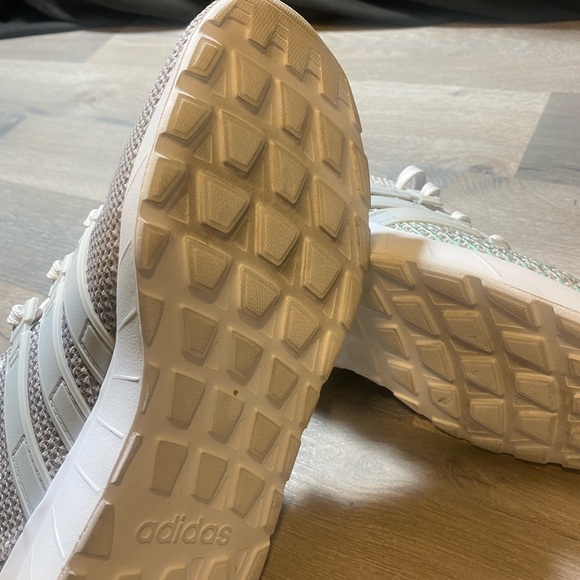 Like New Adidas Questar Flow - Picture 5 of 7